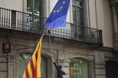 Un encaputxat intenta incendiar una bandera de la UE a la seu de la mateixa del Passeig de Gràcia  ROBERT BONET